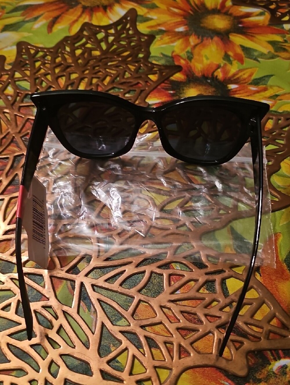 Women’s Black Cat-Eye Sunglasses with UV Protection - Picture 3 of 4